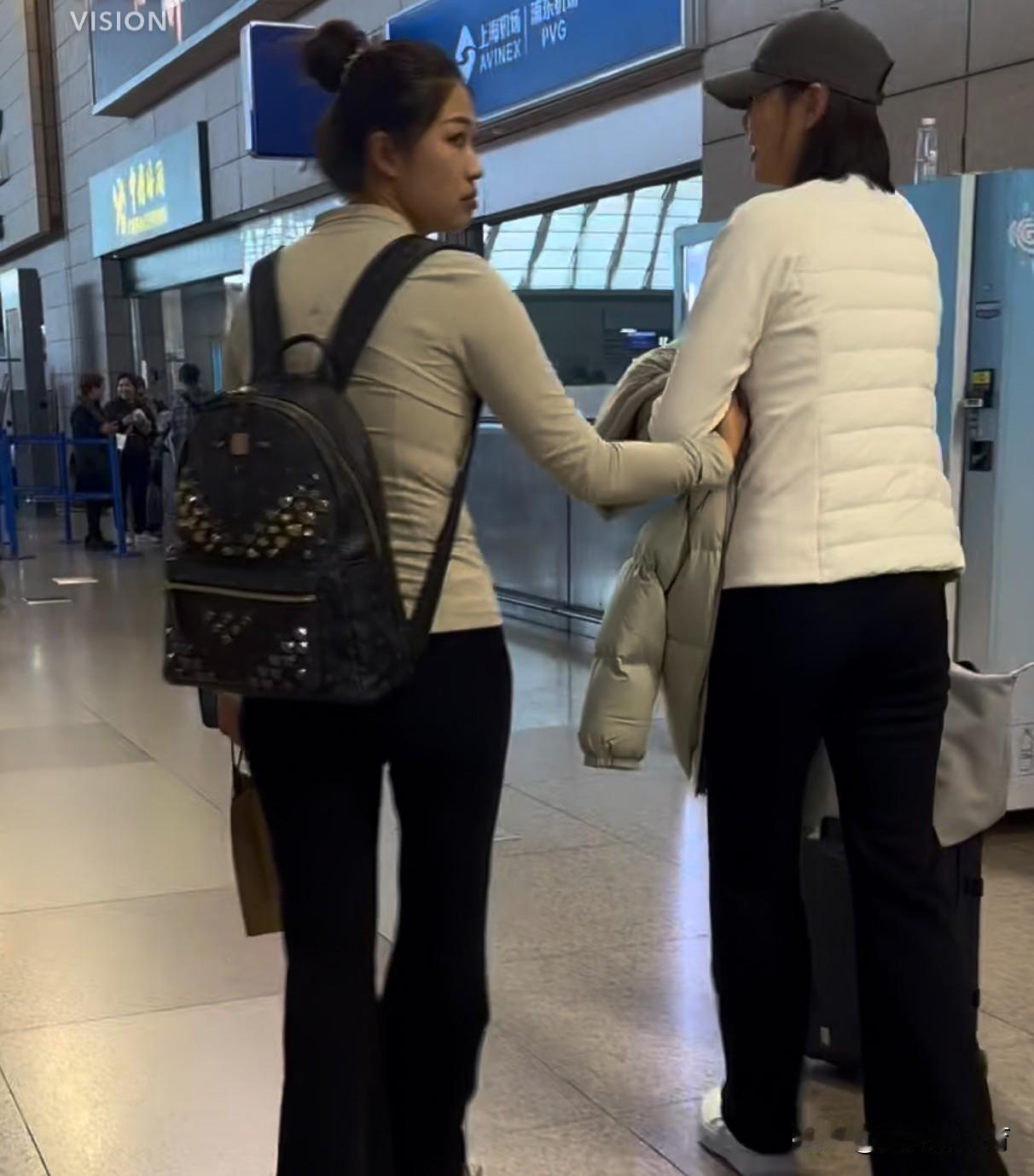 龚翔宇今天下午从南京出发，准备飞往✈️美国，参加美国LOVB女排联赛，陪同龚翔宇