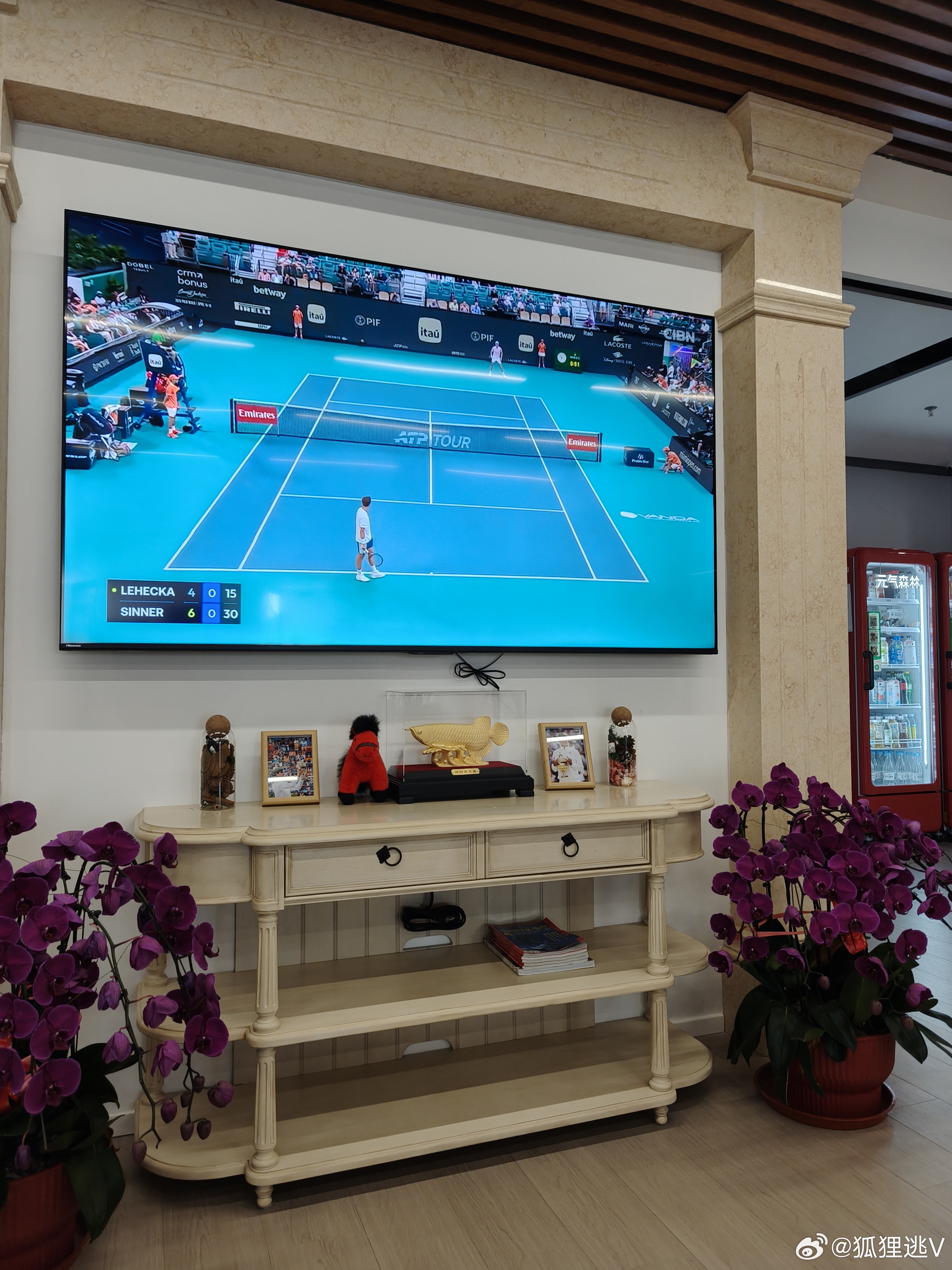 今天例行业之峰一练改在试营业阶段的万州一号球馆进行。大厅的大屏幕常年播放网球比赛