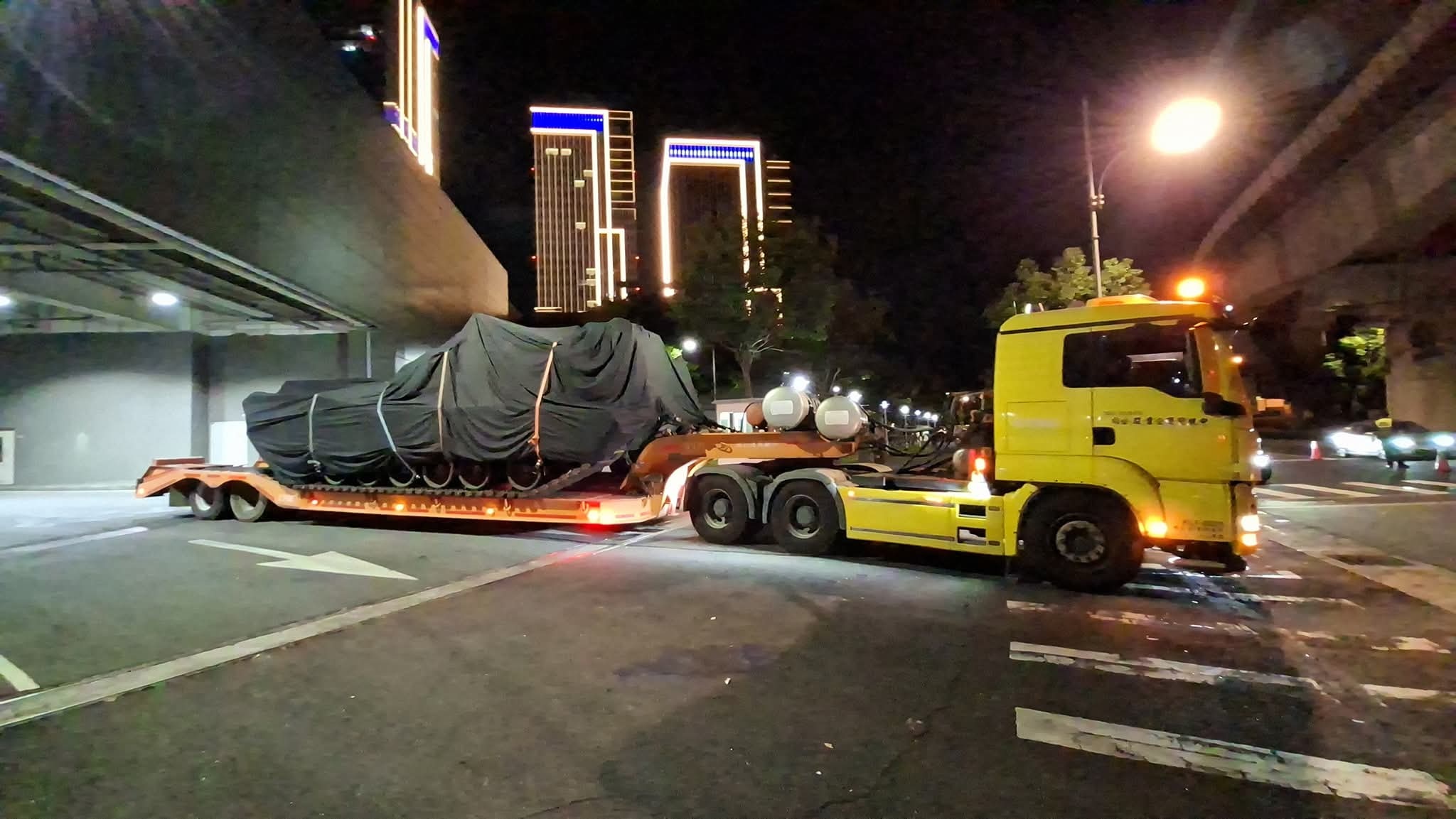 参加中国台湾台北航太展的“艾布拉姆斯”主战坦克和“海马斯”火箭炮 ​​​
