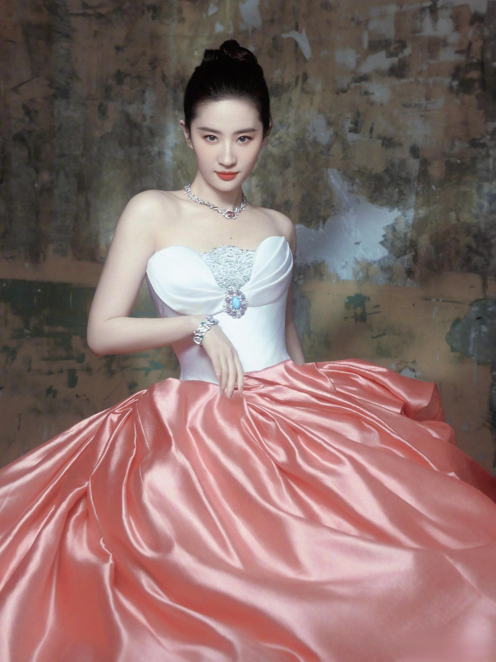 #刘亦菲[超话]# 仙女下凡也不过如此吧！！！真正的公主菲！像油画里做出来的刘亦