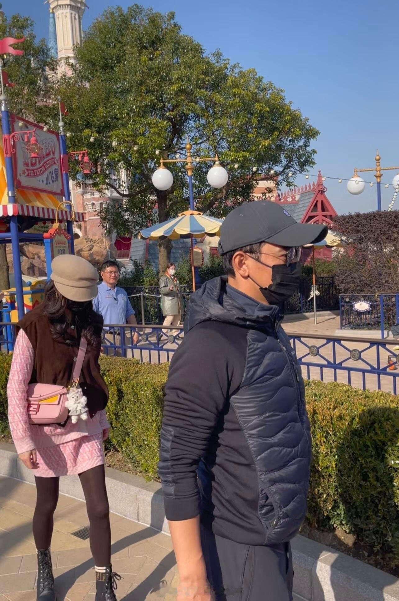 唐嫣罗晋带娃逛迪士尼  唐嫣罗晋一家逛迪士尼 偶遇唐嫣罗晋带娃逛迪士尼 