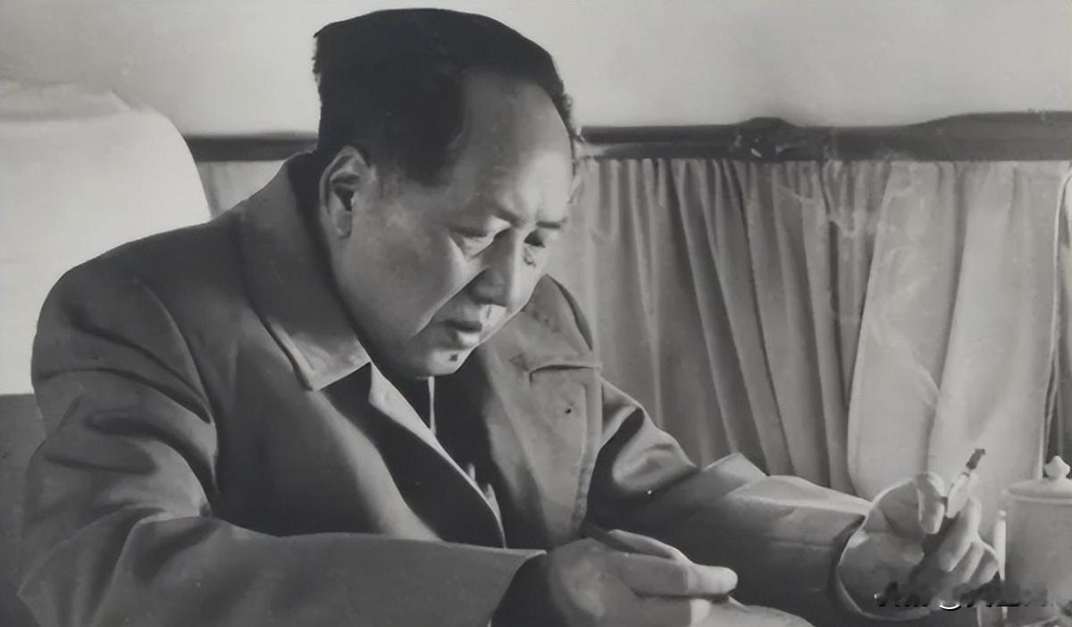 1952 年关闸事件：澳门关闸边境爆发武装冲突，葡军率先开枪开炮，造成我方军民伤