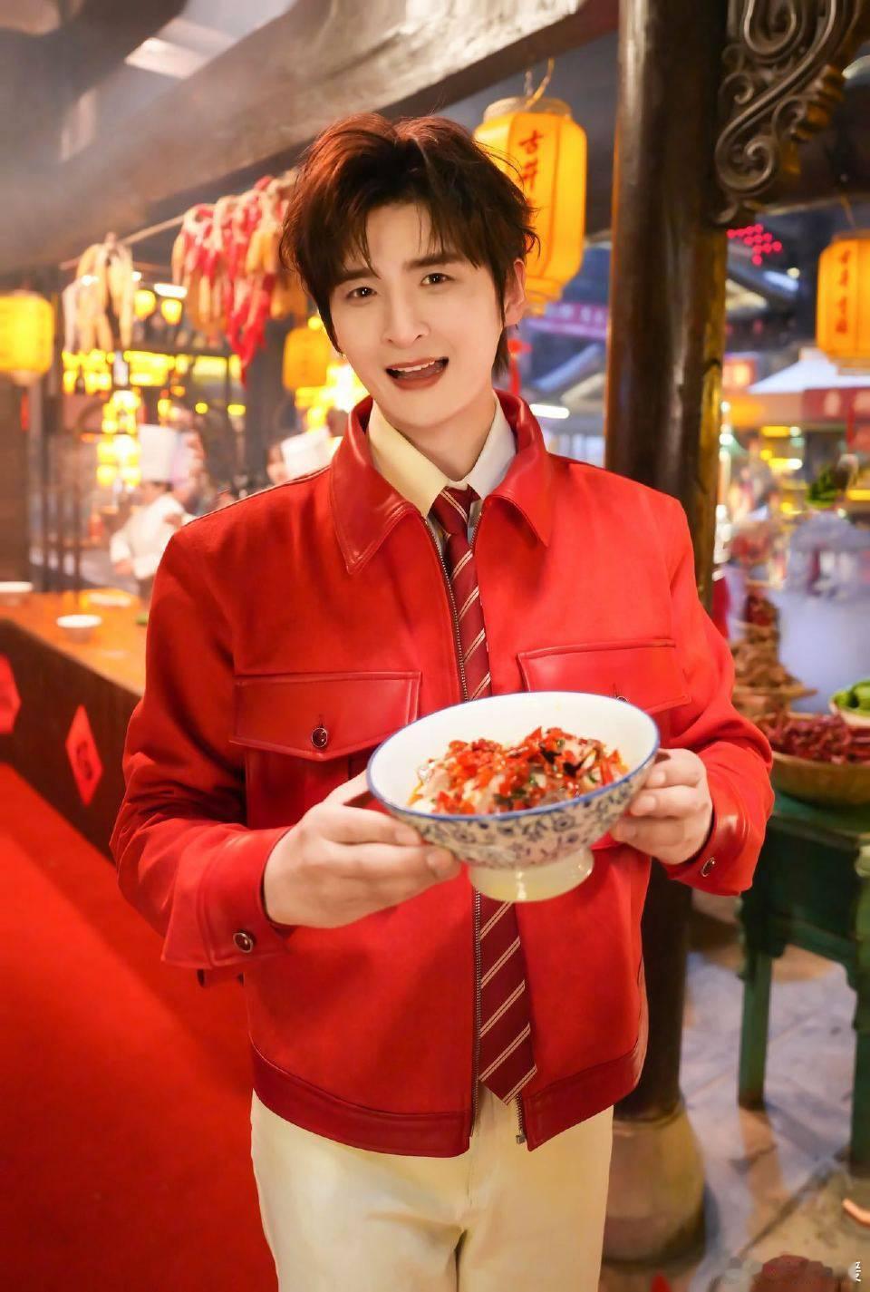 张远名副其实张三春了 张远这次春晚上，端着盘子出场，笑料满满。一开口又唱出家乡情