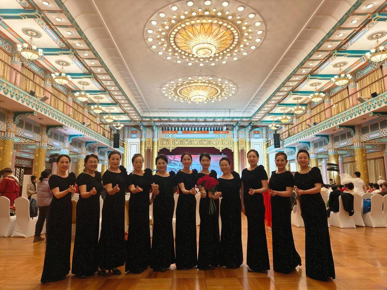 在流光溢彩的厅堂里，我们用舞步书写年终的诗篇。✨年末的仪式感，是优雅与快乐的交响