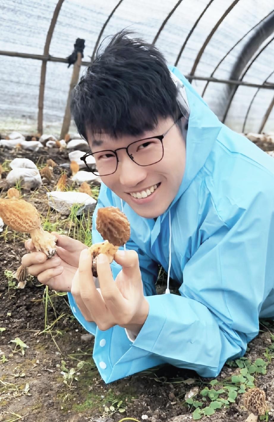 太不敬业了！
咱明哥作为甄选的老演员，
竟然笑场了？
不过，
这灿烂和煦又带有一