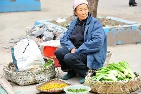 “路遇”路遇老太 *
今天与妻到太白湖边散步，在回来的路上，看到在医学院附近的路