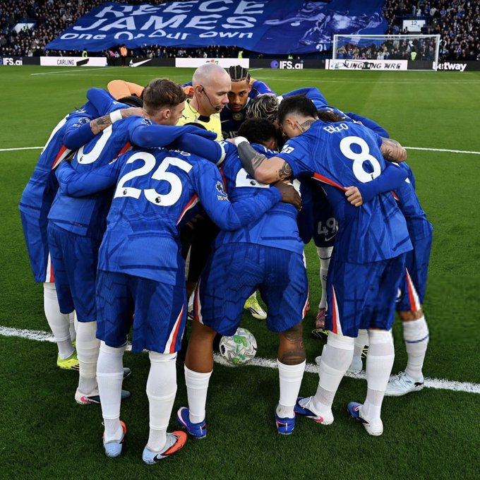 利亚姆·罗森尼奥：“我的球员们决定围着球站在一起，以示团结，这不是我的决定。”“