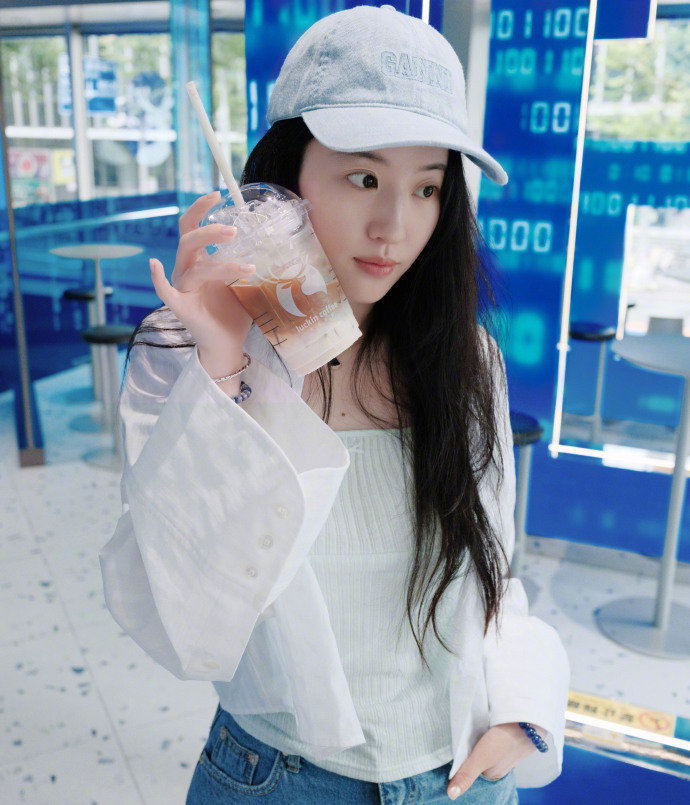 刘亦菲喝了小黄油美式刘亦菲喝杯咖啡也能美出圈刘亦菲喝杯咖啡也能美出圈，亦菲喝了小