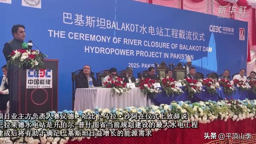 在巴基斯坦北部喀喇昆仑的崇山峻岭间，中企正在承建被誉为巴基斯坦“三峡工程”的巴沙