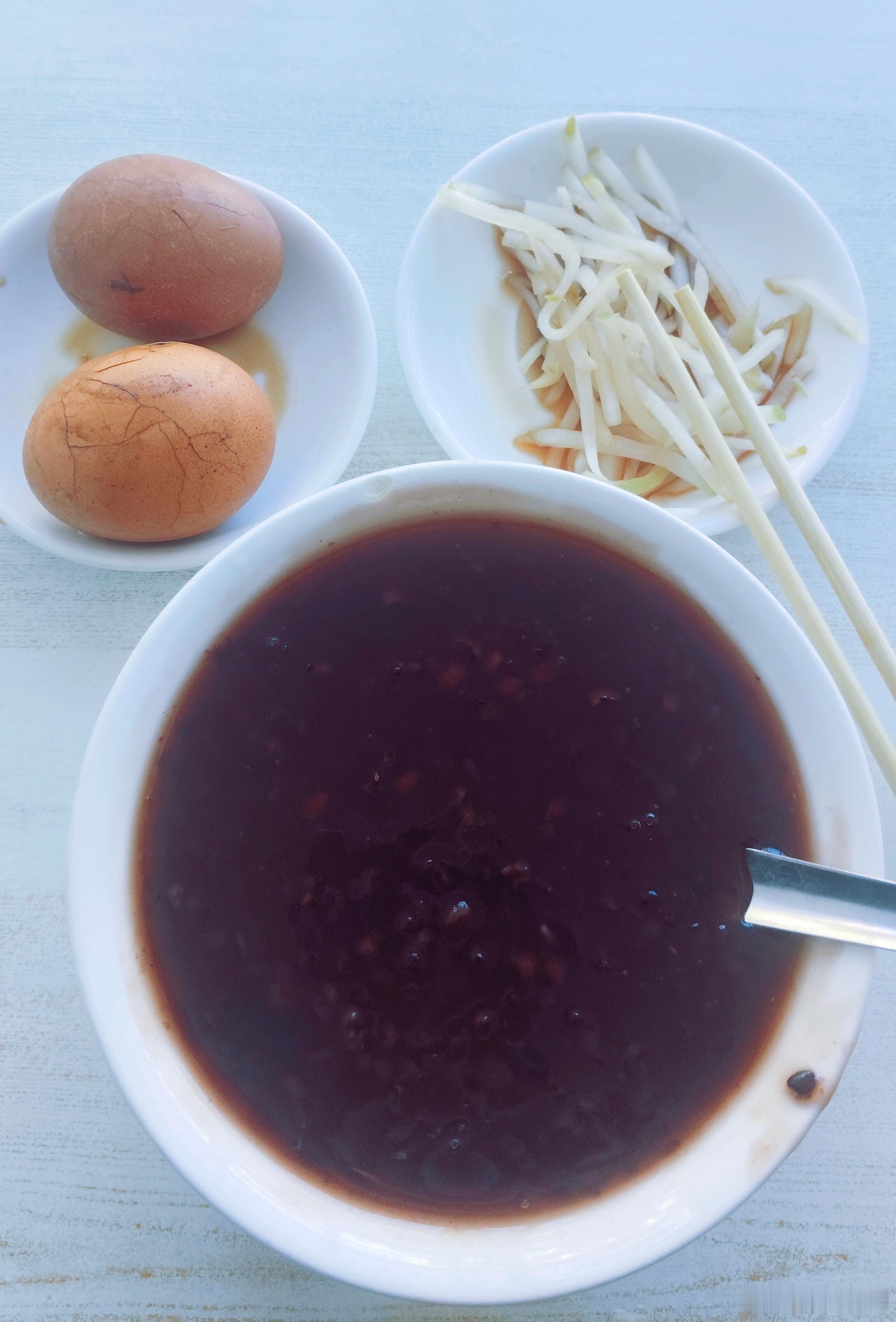 早！今天的早餐是暖到心坎的黑米粥+茶叶蛋，还有脆生生的小菜。热气腾腾的食物，就是