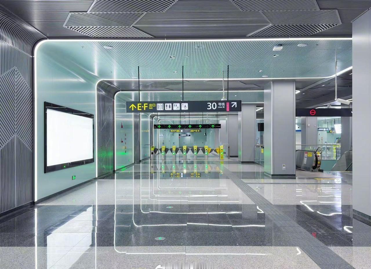 【全国首条车车通信地铁藏在成都！成都地铁又卷出新高度】11月11日，成都轨道交通