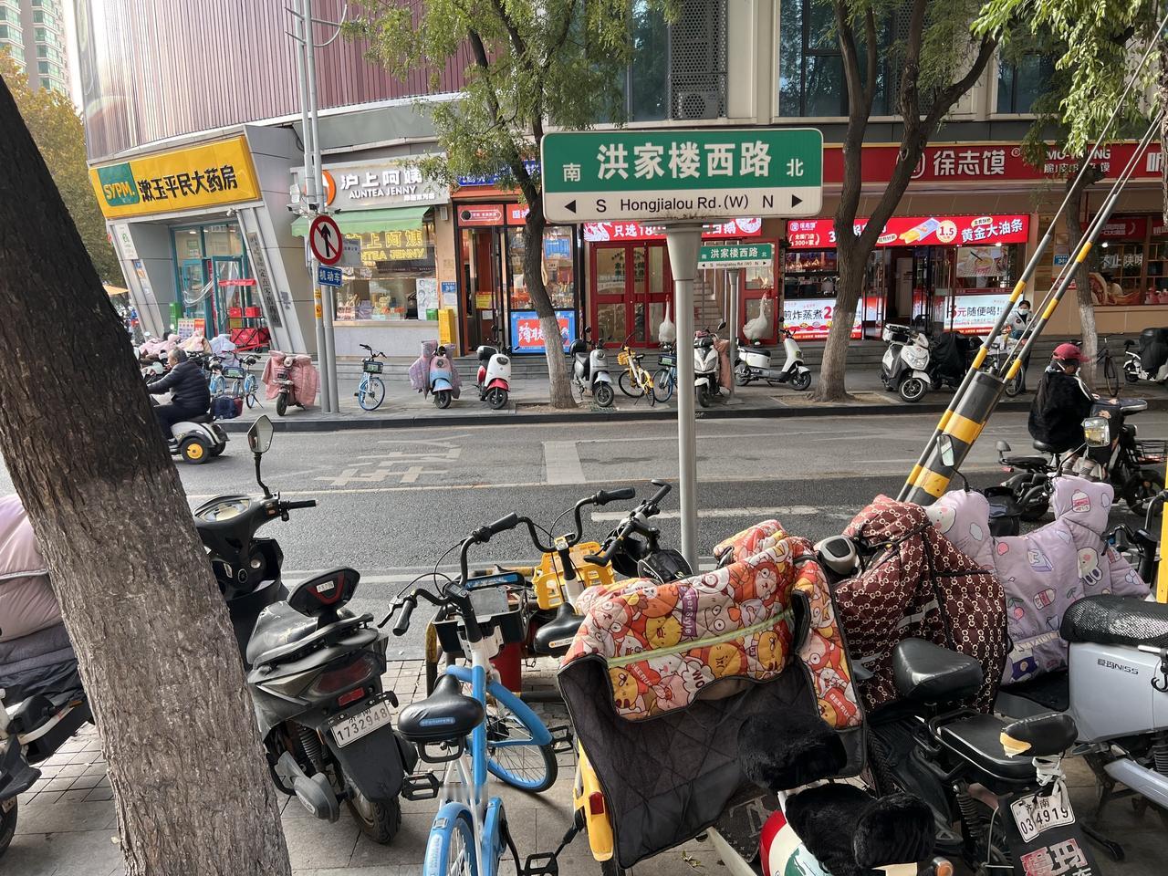 为何说在洪家楼西路看到这种场景让我思考？在当前这种情况下，大部分人活得都很辛苦，