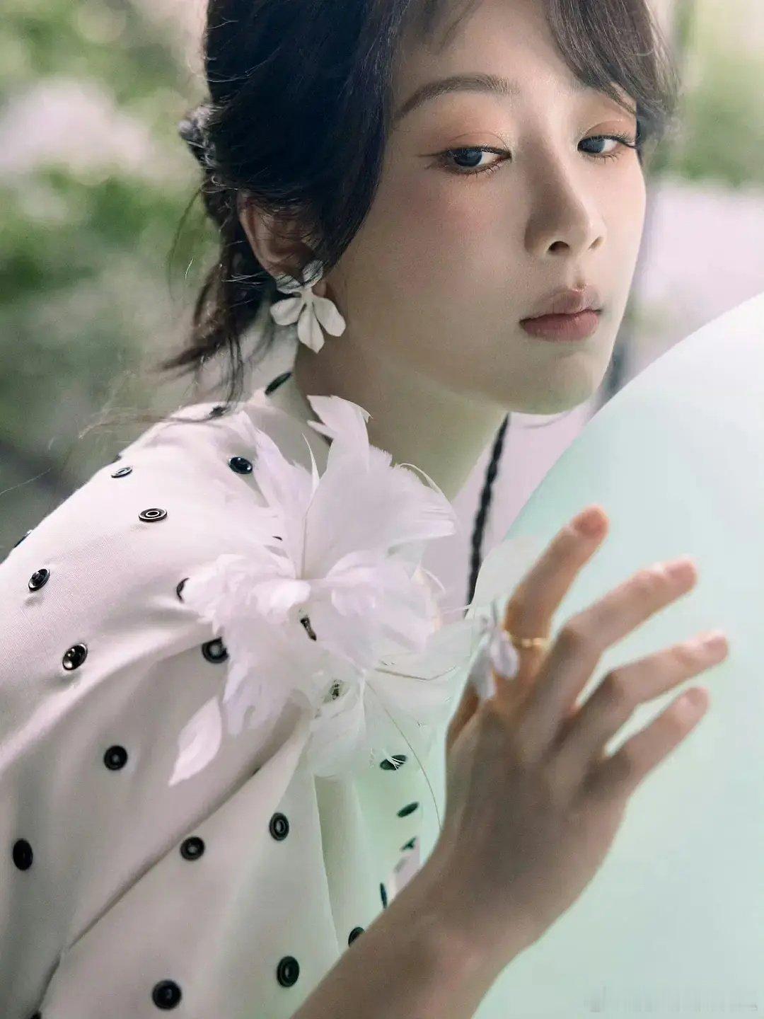 虞书欣和杨紫直播和精修还是有点区别的 ​​​