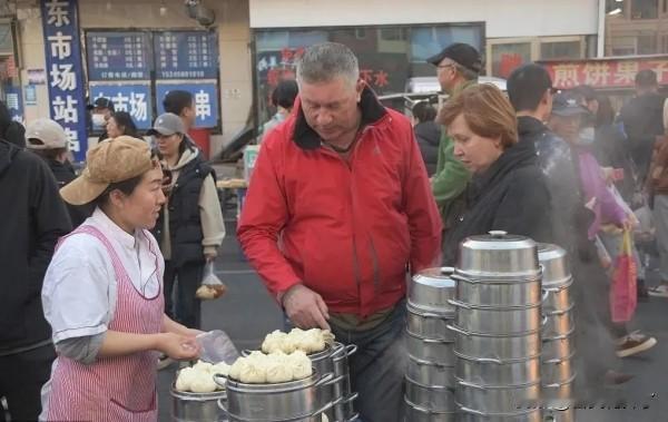 天刚亮，黑河早市就已经人头攒动了，不少俄罗斯人又开始了一天的“跨境旅游”。

黑