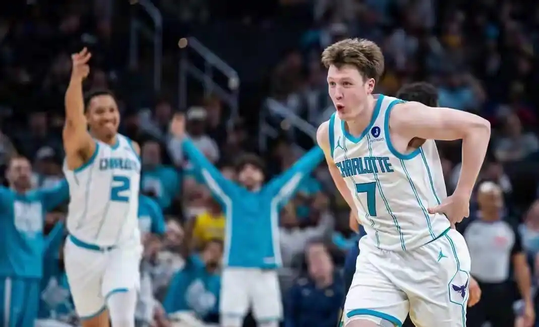 【蜂鸣电闪，三分雨落！】黄蜂今日手感滚烫，全场飙中21记三分！科比·怀特替补出战