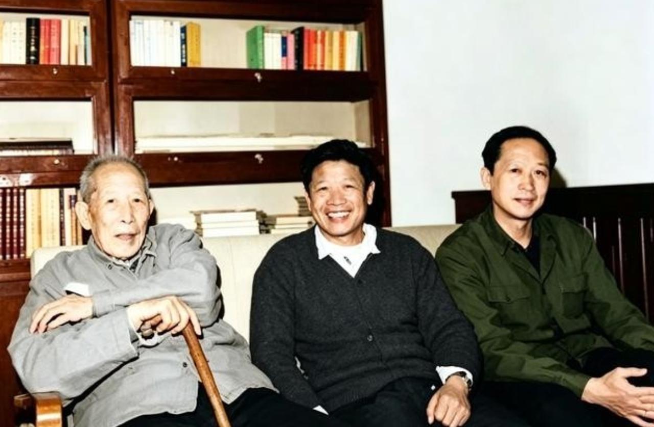 1982年，时任中顾委副主任李维汉与长子李铁映、次子李铁林在家中合影。真正值得琢