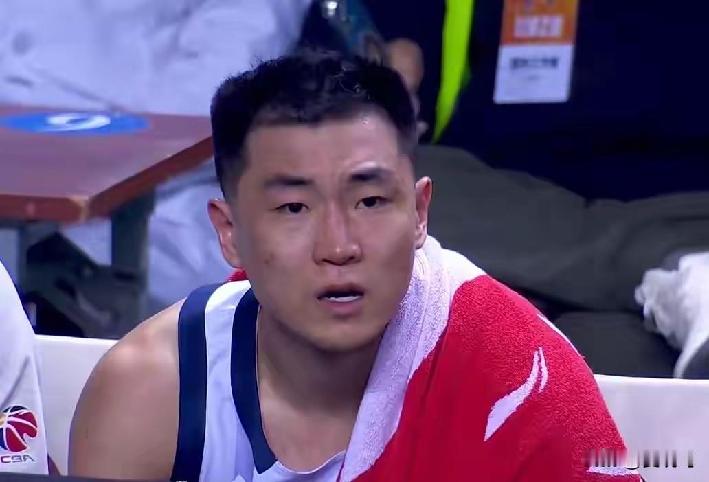 高诗岩最近的几场比赛中，带伤坚持，拼尽全力防守，进攻状态很出色，这个夏天他一直没