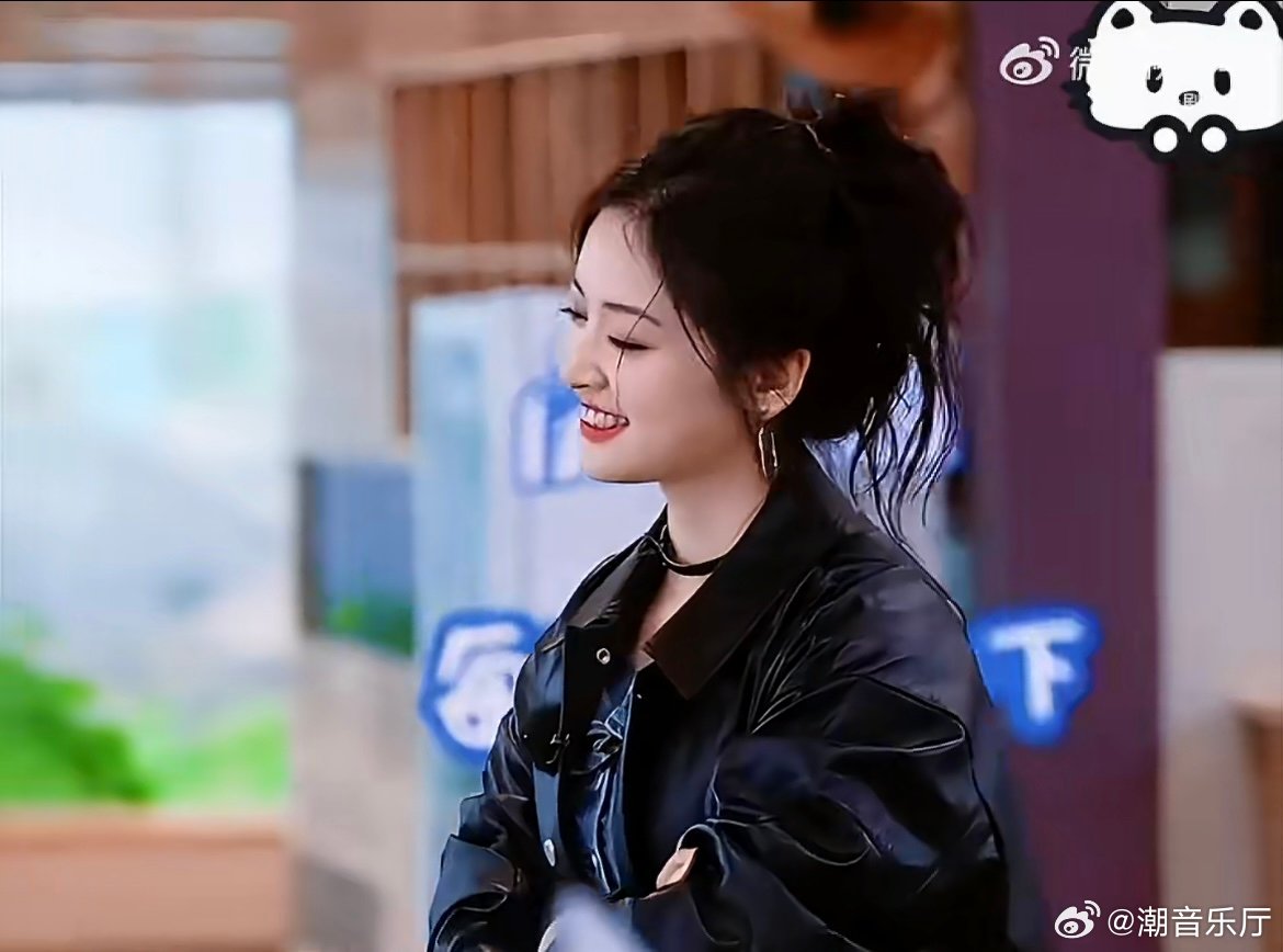 沈月吹风完全偶像剧女主 沈月客栈吹风氛围感绝了，扎发随风吹动，甜笑瞬间美成偶像剧