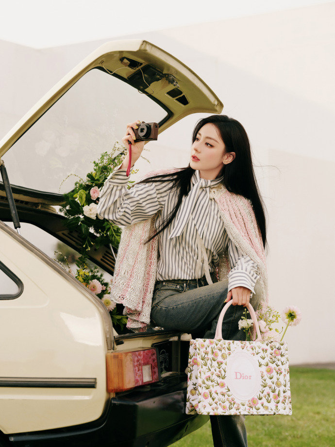 迪丽热巴缺迪奥大秀 热巴非常珍惜每一次或隔空或见面互动的机会迪丽热巴缺迪奥大秀，