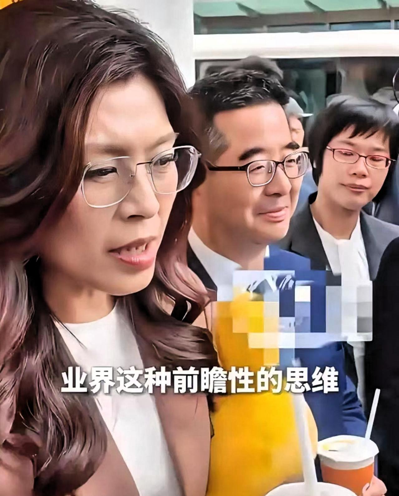 郑丽文去了一趟小米，雷军反手送了台新手机。结果她顺嘴漏了个底：家里全是小米，老公