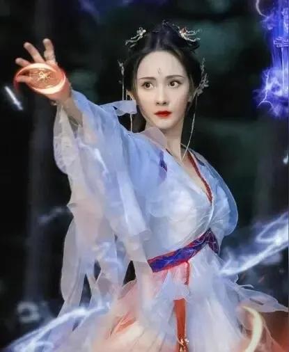 杨幂带火褶衣，汉服圈迎来新思考

近日，演员杨幂参加上合组织国家电影节时，身着复