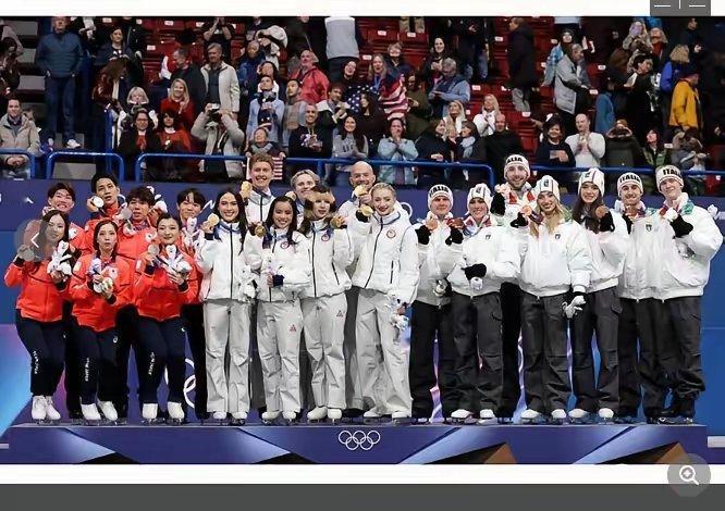 日本人真会找角度，米兰冬奥会颁奖仪式上，日本媒体表示，日本女运动员国民素质高，为