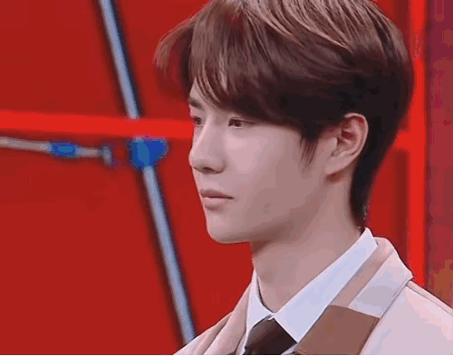 记得有一期《天天向上》节目中，李沁大跳婀娜水袖舞，王一博站一旁默默被撩拨，一瞬间