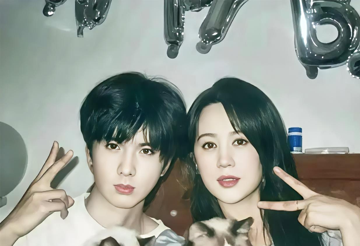 说是他俩，有点不信。年轻时的他俩这么帅，这么美吗？青春加颜值，称得上天花板。想不