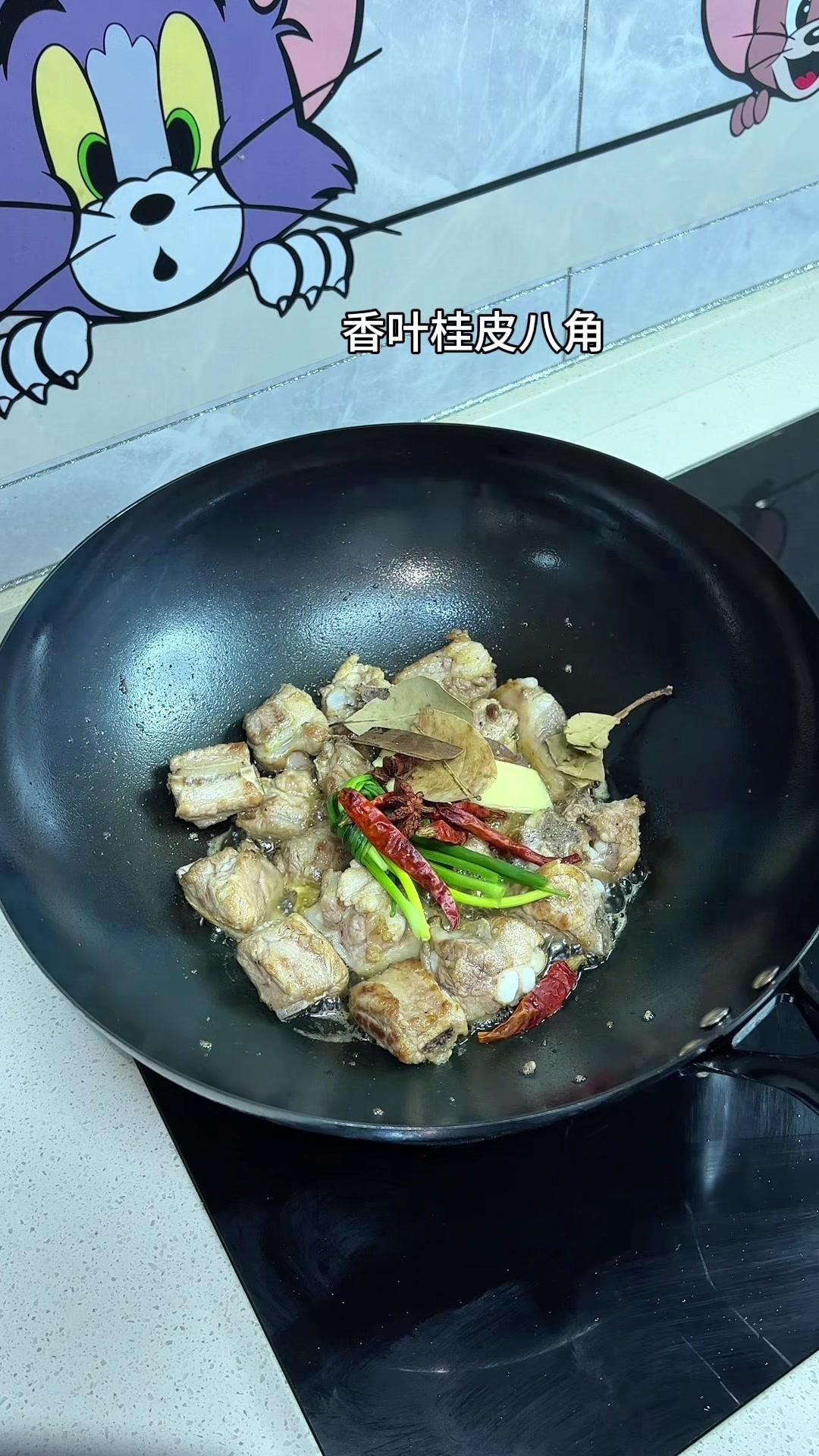 ✨食材：排骨、鹌鹑蛋、葱、姜、干辣椒、香叶、桂皮、八角、精盐、味精、生抽、酱油、