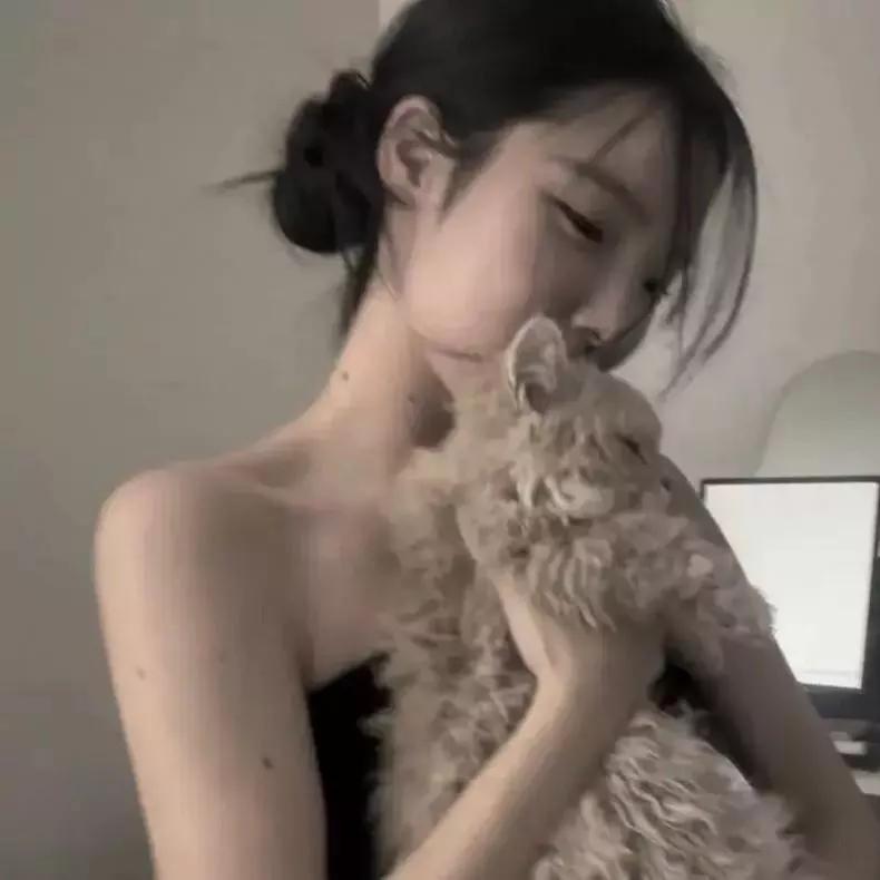 温柔拥抱毛茸茸，治愈时刻的美好。拥抱 毛绒绒治愈系 暖心抱 毛茸茸日常 抱你很暖