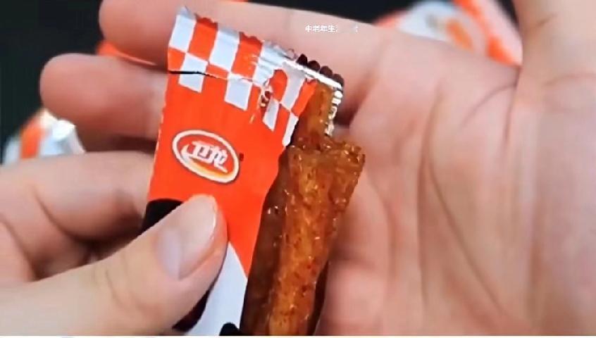 你敢相信一道号称经过3到90度以上高温杀菌工序的零食，竟然能在你眼前出现蠕动的驱