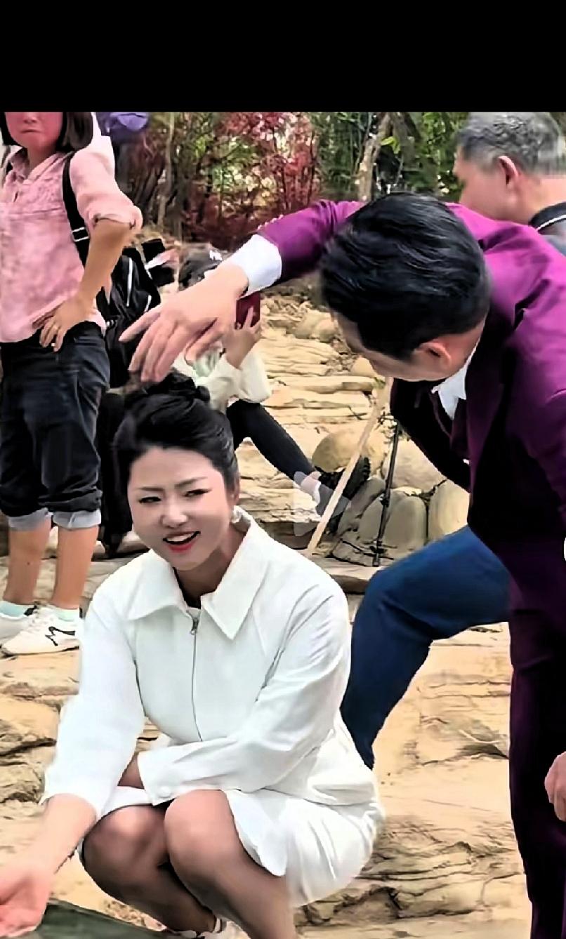 罗姣这样做不太好吧！一点儿做人的底线都不要了！
不是唱歌表演需要，不是情人，只是