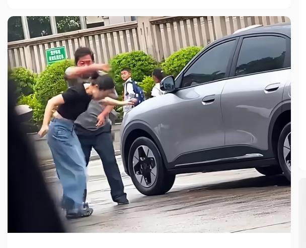 这起保安和女车主的冲突事件，真是越扒越有。 女车主违规在禁停区域停车，多次被劝阻