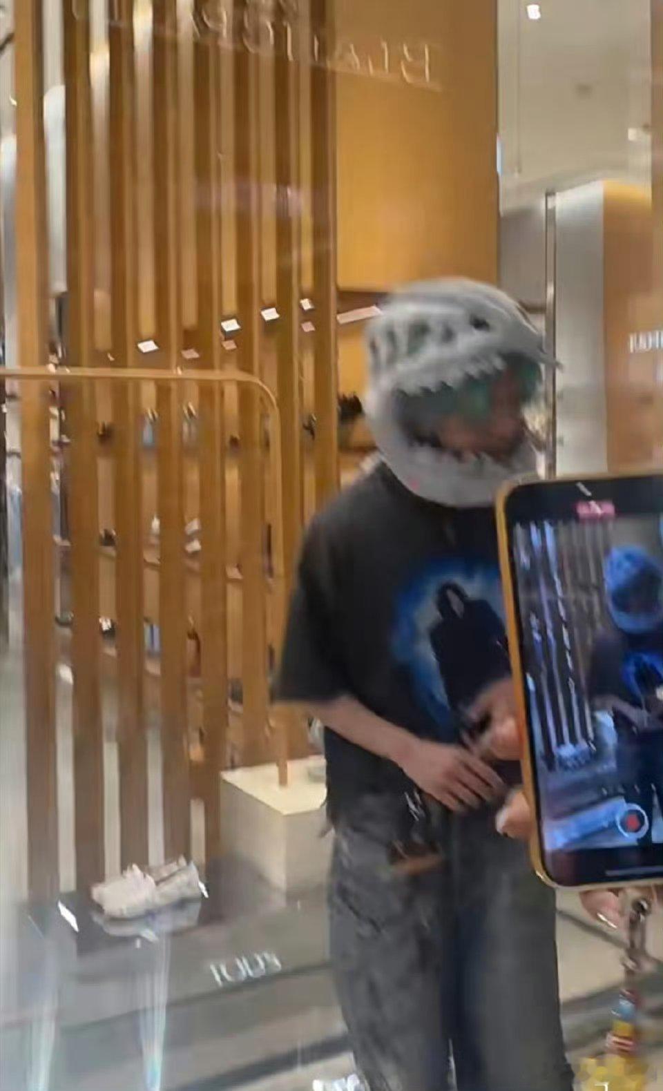 我不说谁能认出这个是鹿晗啊 还是个爱玩的男孩 ​​​