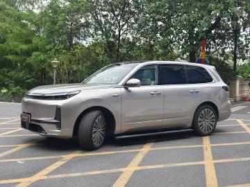 教授最近体验了一把20来万的银河M9
先说明了，这是台顶配车型
初看M9那还真有