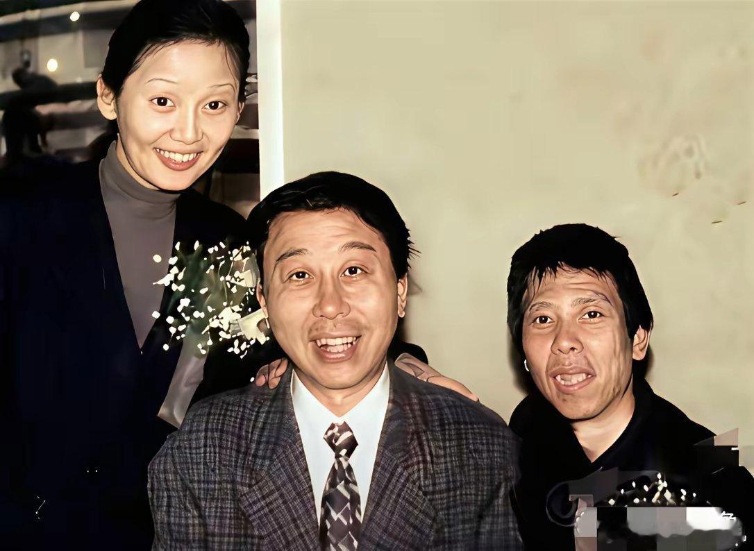 1999年，冯巩参加冯小刚和徐帆婚礼时的老照片。年轻时的冯小刚长得太瘦，看着弱不