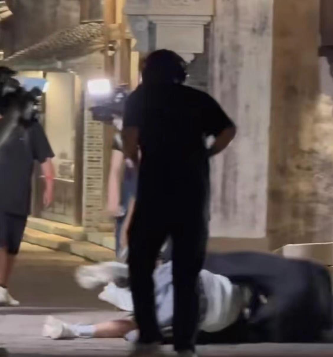 57岁那英参加多个综艺摔倒起身就走，节目组真的内娱一点关心嘛 ​​​