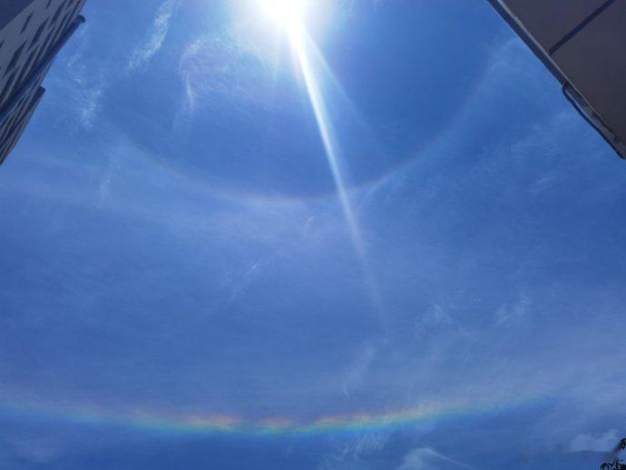 【西安上空同时出现日晕环地平弧】西安日晕与环地平弧同框6月8日，2026高考第二