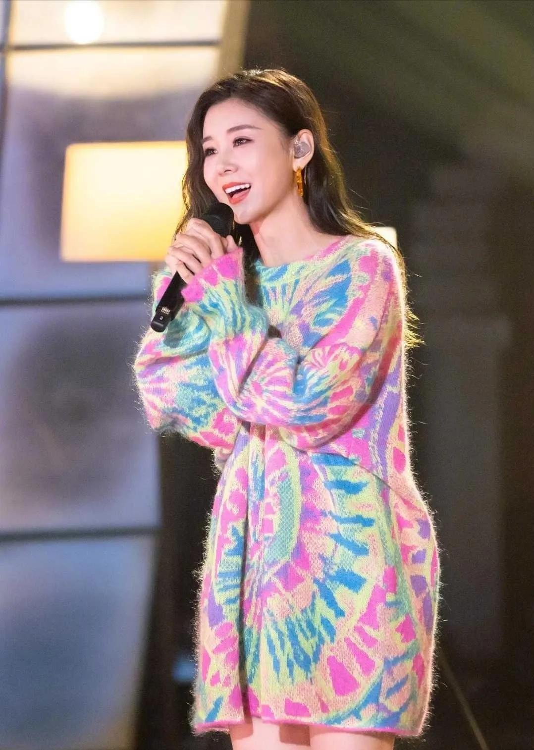 李小萌太会穿了！把大版针织衫直接当裙子穿✨
多彩扎染宽松毛衣，盖住胯和大腿，藏肉