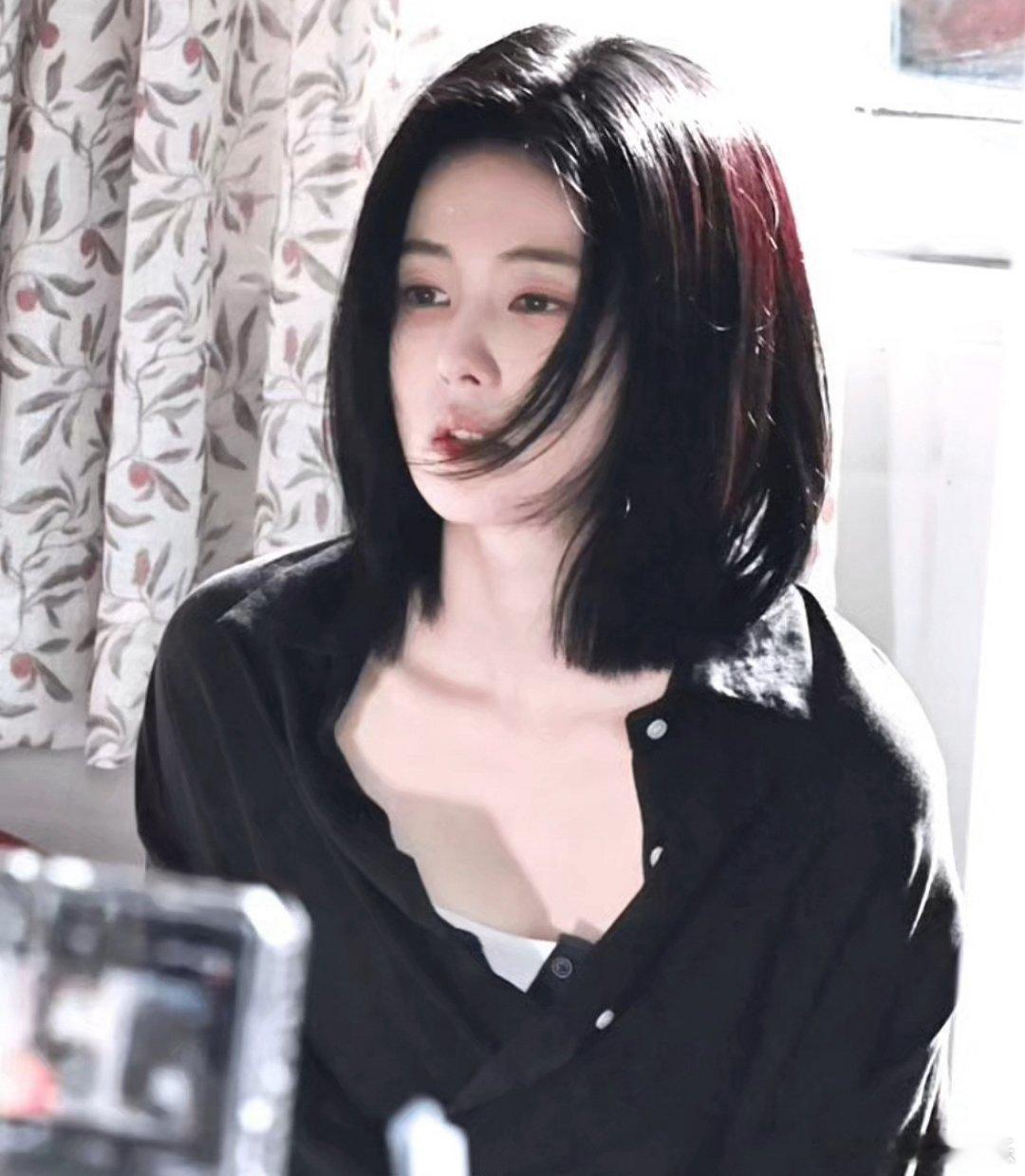 白鹿在健身了白鹿片场健身花絮曝光，拍戏忙碌之余依旧抽出时间坚持运动。比起高强度训