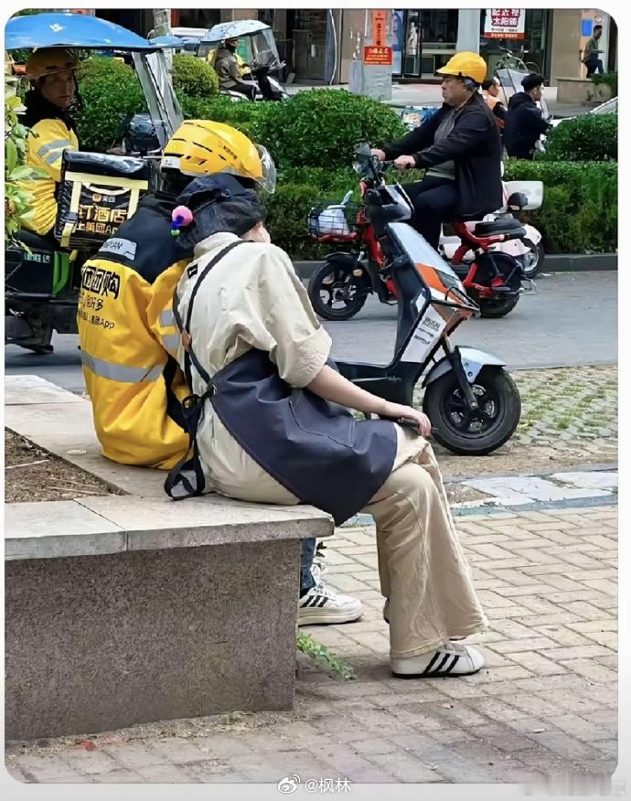 本来感觉很平常又挺幸福的一张照片，直到有网友说：“在外卖店门口想饿死顾客的浪漫C