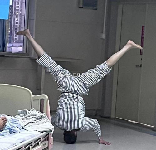 今天和朋友聊，他友商基金经理同学退薪的最后结果：由于前些年高薪，但是钱在上海买房