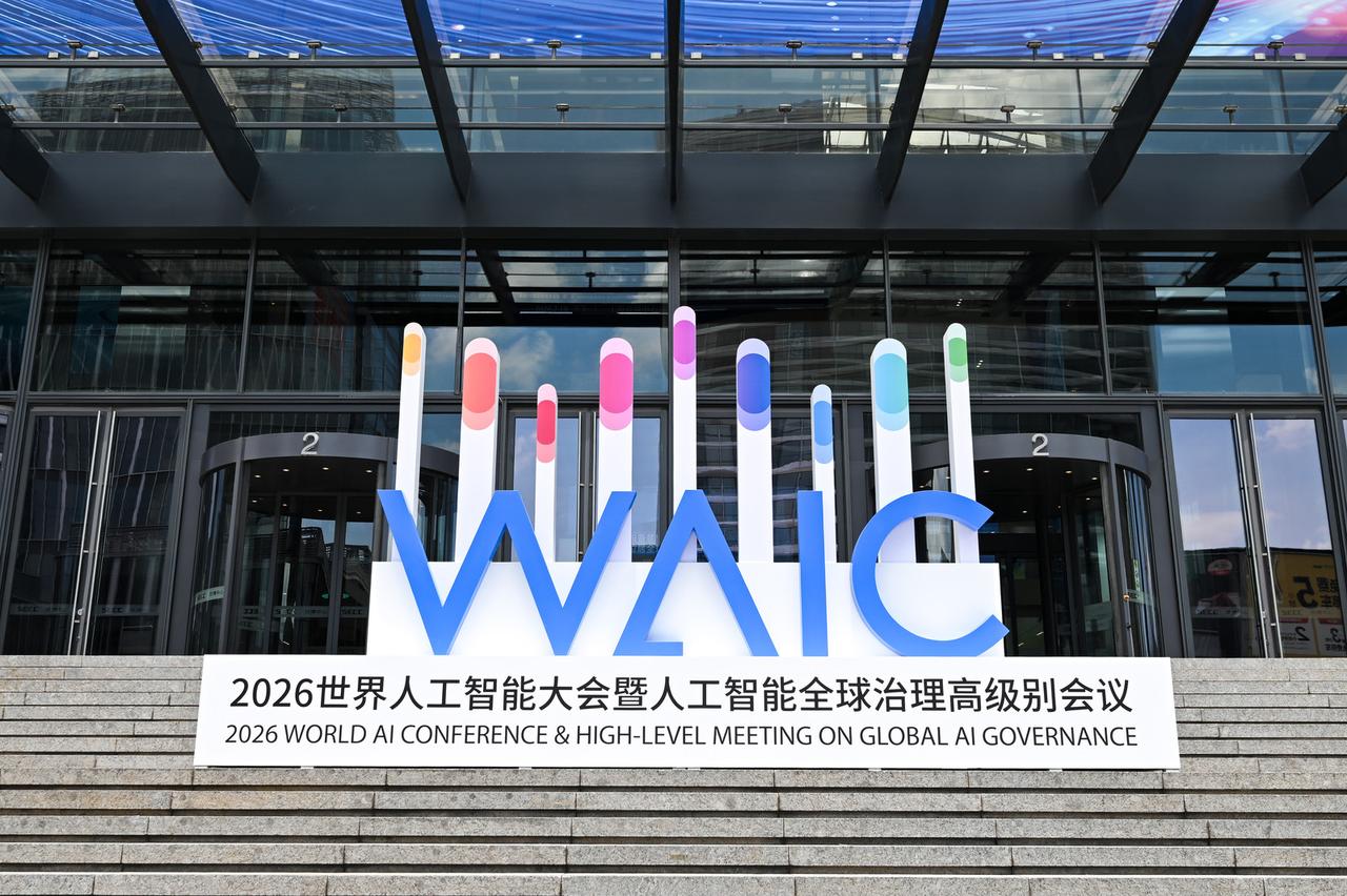 兄弟们，智能手机行业终于迎来颠覆性革新！荣耀Robot Phone正式开启预约，