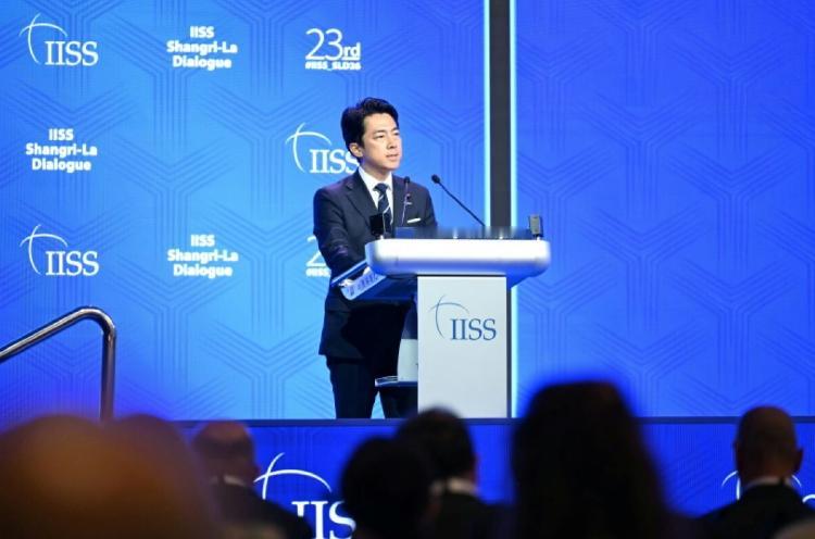 这个已逐步摆脱了自二战结束后所奉行的和平主义立场的国家，借新加坡香格里拉安全峰会