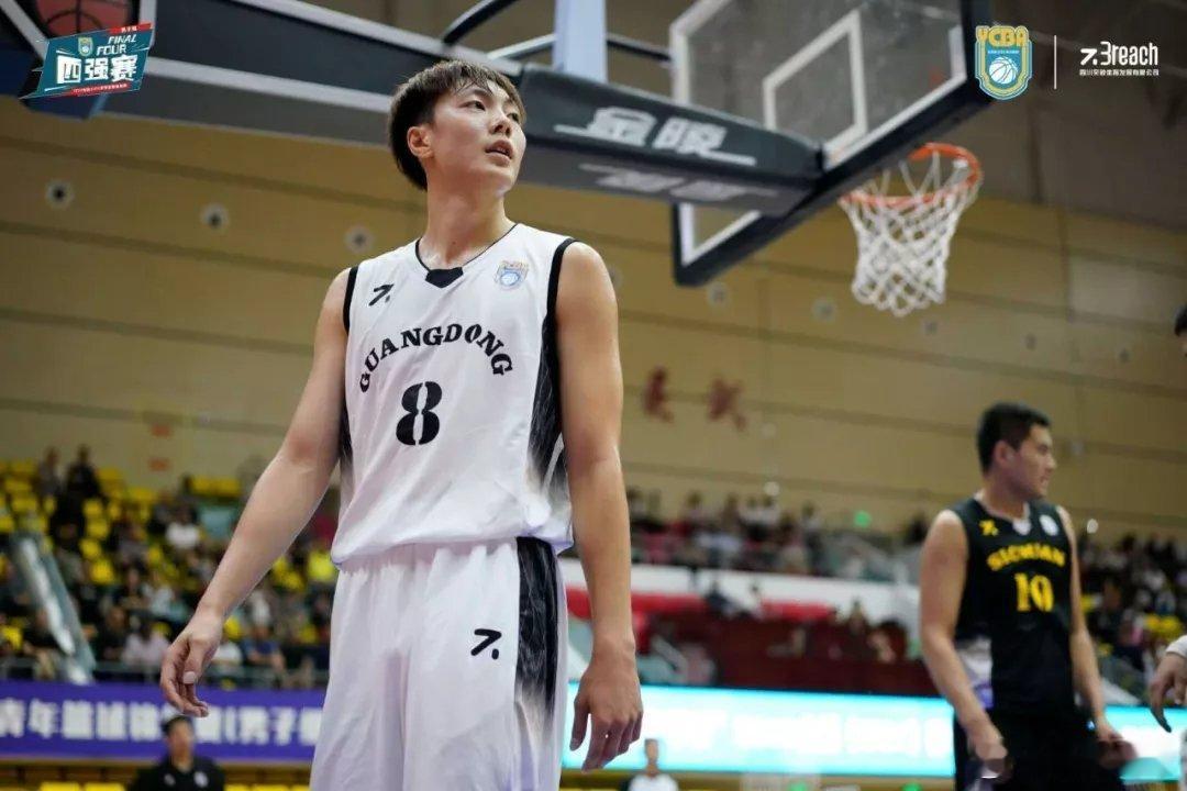 考古六年前广东宏远参加U21全国篮球锦标赛，青涩的胡明轩、徐杰和杜润旺带队，小胡