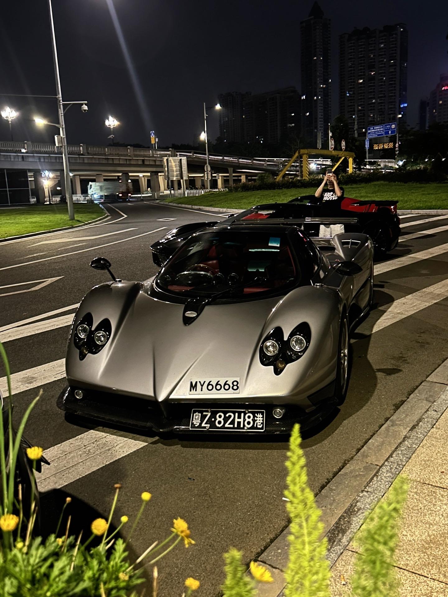 mike大佬的帕加尼Zonda.惊现广州珠江新城，停在路上简直就是一辆艺术品啊！旁边的雷神LFA似乎都成为了配角.