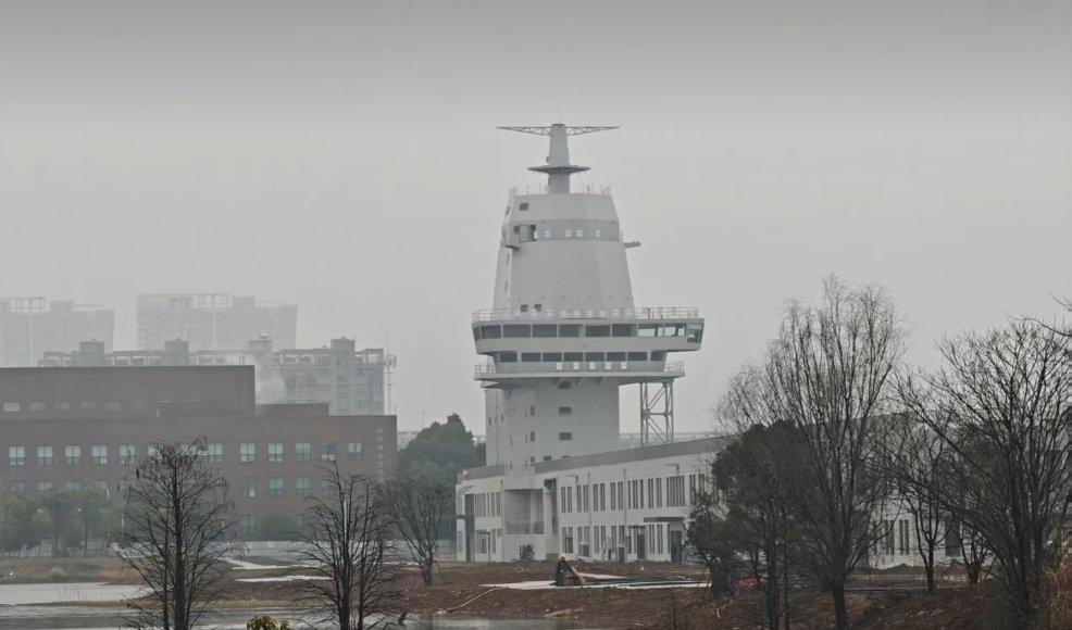 航母楼模型的最新进展，与去年的图像相比，没有显著变化。第三张图像为CV-18福建