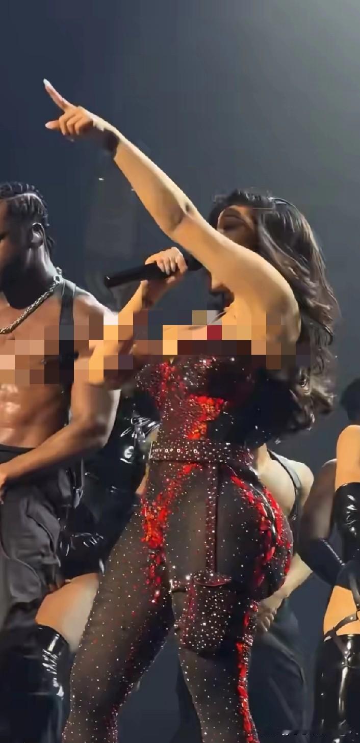 卡姐这气场确实霸气！不过小声说，只有我觉着她把假体取出来会更美吗？欧美这边是真爱