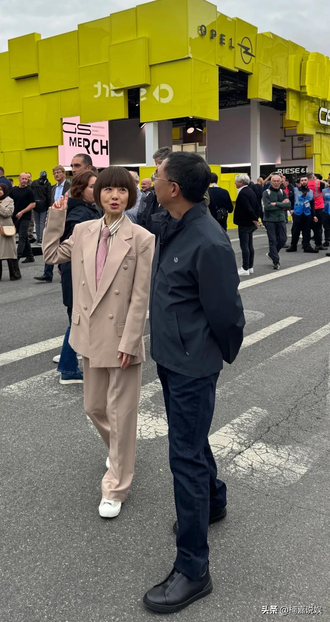 鲁豫现身慕尼黑，这衣服像是小孩子偷穿了大人的衣服。[捂脸]
她个子不算矮，头大身