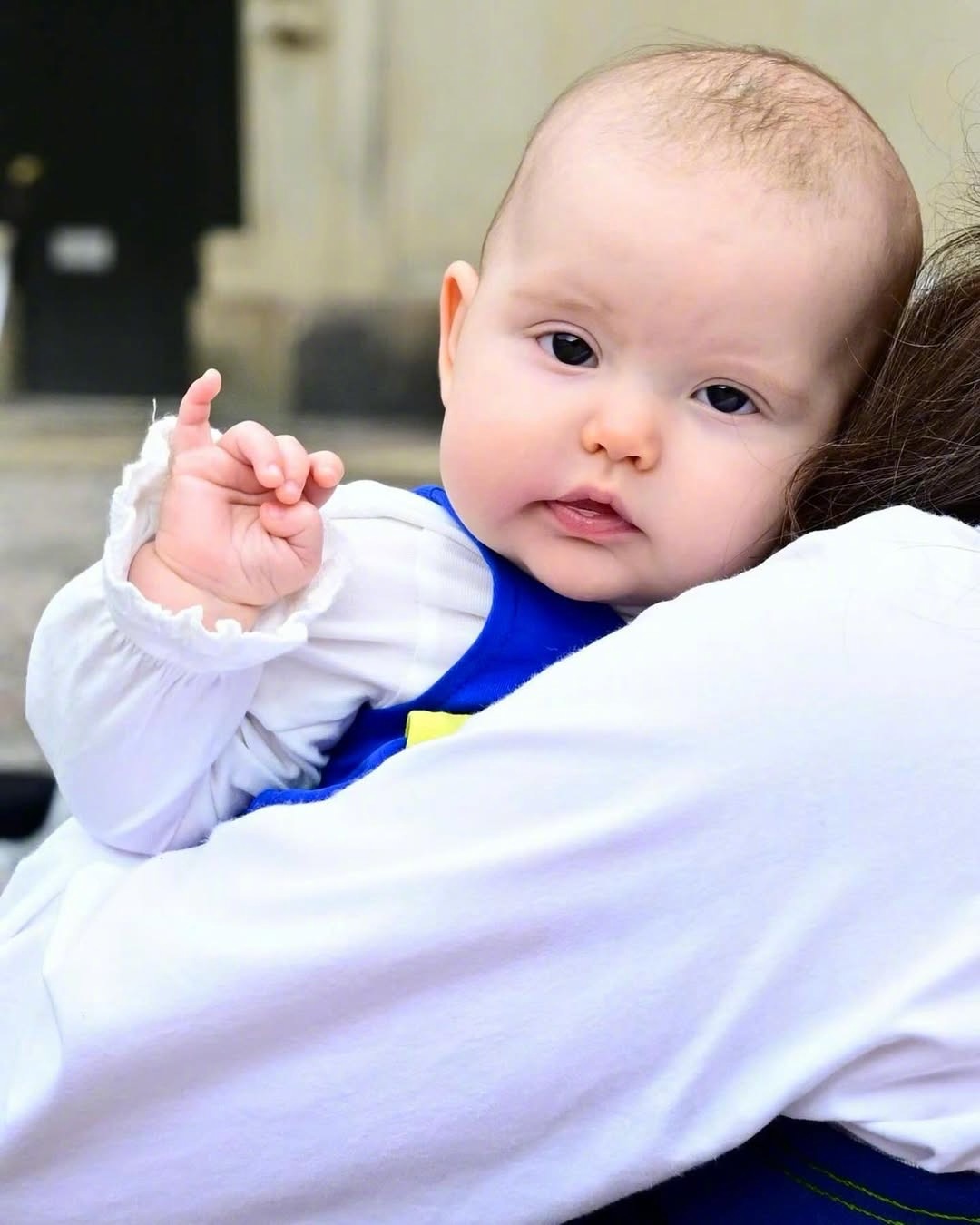 国庆日🇸🇪，当地时间6月6日，卡尔·菲利普王子与索菲亚王妃带着女儿伊妮丝小公